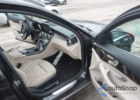 2018 Mercedes-Benz C 300 4Matic z USA, uszkodzony, nr VIN 55SWF4KB6JU251900